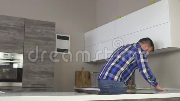 一个男人清洁清洗现代厨房清洁剂慢点打扫房间视频的预览图