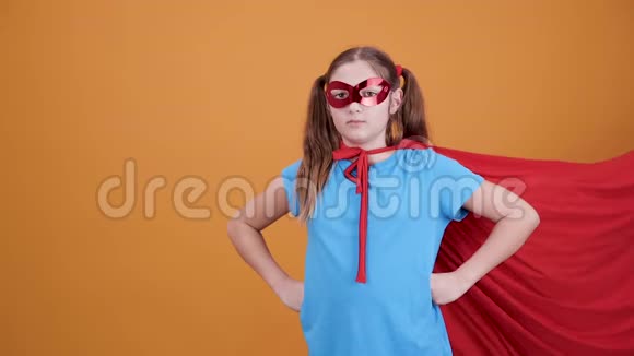 伪装成超级英雄的自信少女视频的预览图