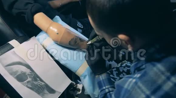 现代纹身师与残疾客户合作使用假肢视频的预览图
