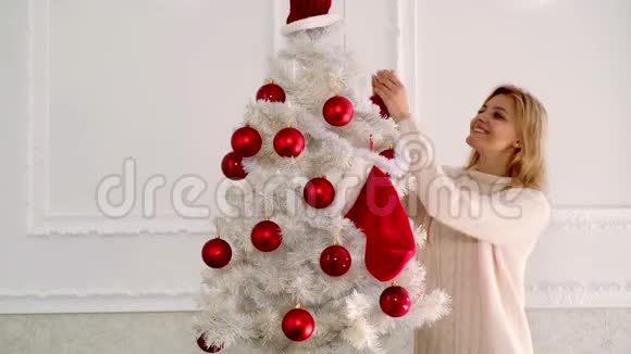 圣诞节准备新年女孩性感女人模特女孩室内圣诞树时尚写真视频的预览图
