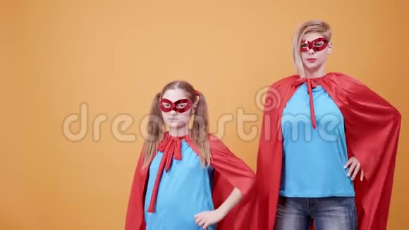 超级英雄家族对着镜头微笑视频的预览图