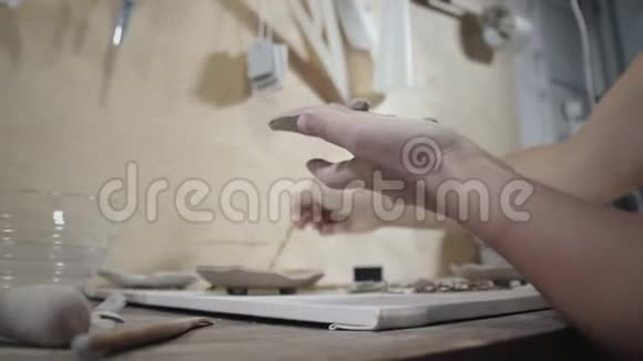 妇女用水覆盖原粘土产品视频的预览图