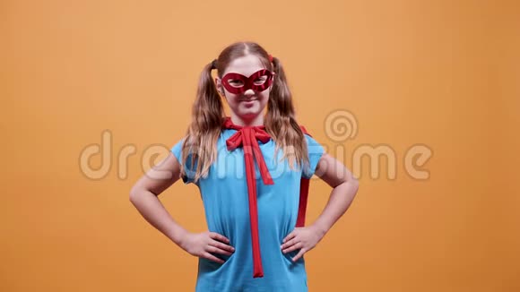 在橙色背景下伪装成超级英雄的少年视频的预览图