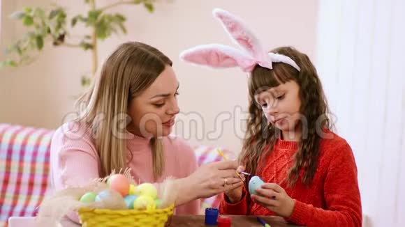 母亲和女儿在复活节前玩得开心说话画复活节彩蛋玩得开心微笑视频的预览图