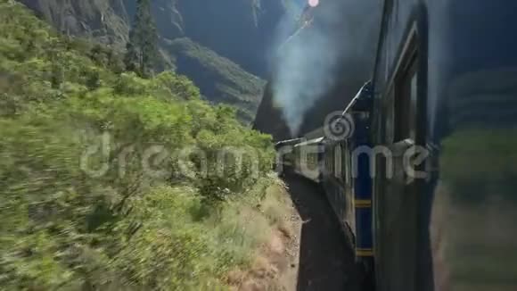 秘鲁从马丘比丘到奥兰塔坦博的铁路旅程视频的预览图