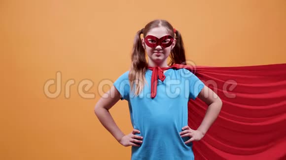 穿着红色斗篷戴着面具的超级英雄少女视频的预览图