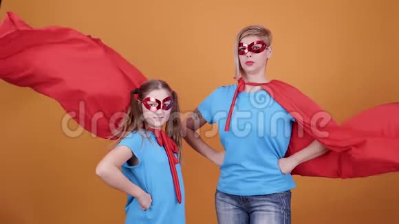 当妈妈和女儿扮演超级英雄的时候视频的预览图
