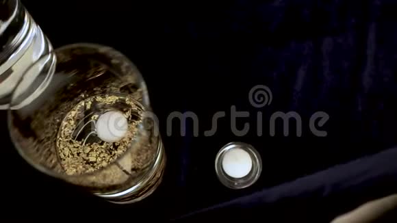 花瓶里的蜡烛婚礼装饰视频的预览图