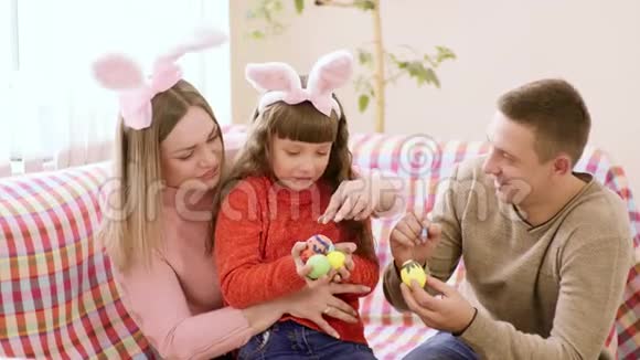 一家人的父母和女儿高加索人的样子开心地庆祝逾越节微笑着捧着视频的预览图
