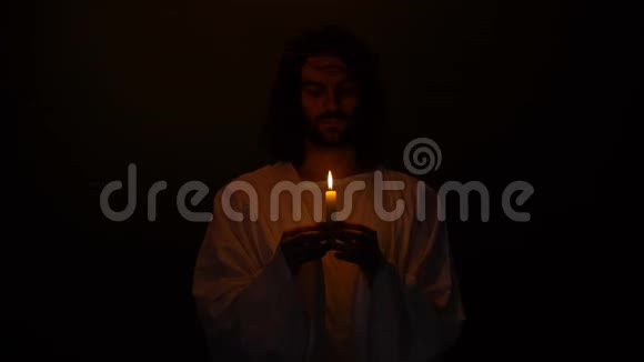 耶稣在荆棘的冠冕上用蜡烛为人祈祷仁慈的罪被赦免视频的预览图