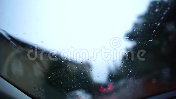 雨刷清理汽车挡风玻璃上的水视频的预览图