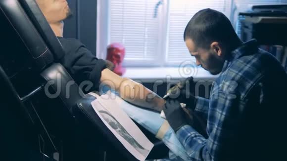 纹身大师在仿生手上画一个头骨机器人假体视频的预览图