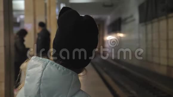 火车站上的小女孩孩子在等火车旅途愉快人旅行家庭生活方式视频的预览图