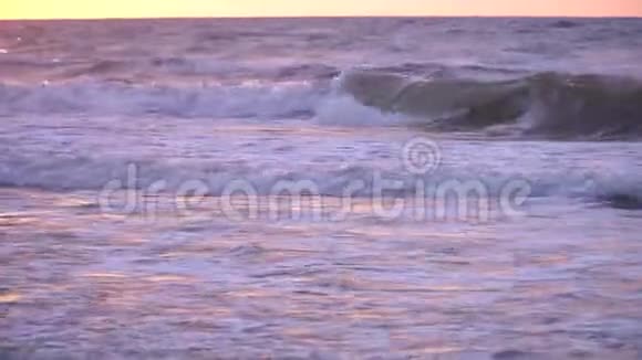 日落波浪海景观视频的预览图