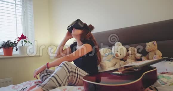 少年女孩玩虚拟现实眼镜她探索世界虚拟旅行印象非常深刻在视频的预览图