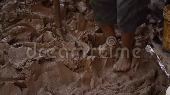 一个穿着粘土行走的印第安人视频的预览图