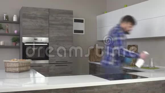 一个留着胡子的快乐的白人胖子在现代厨房里洗桌子打扫房间消磨时间视频的预览图