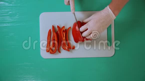 男厨师正在用尖刀切甜椒视频的预览图