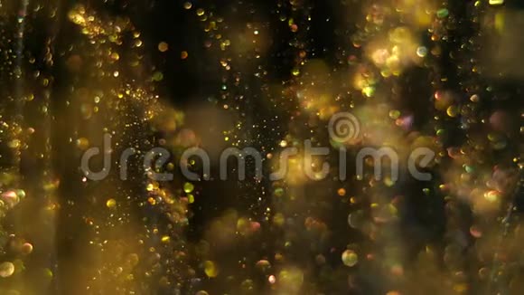 神奇的微小圆形模糊的金色粒子闪闪发光在黑色的空间背景上缓慢而随机地移动视频的预览图