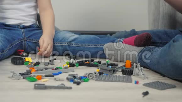 幸福的家庭男孩和女孩一个收集建设者坐在地板上孩子玩生活方式玩具团队观念视频的预览图