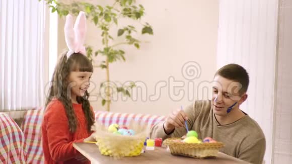 女儿和父亲在复活节的准备中放纵自己视频的预览图