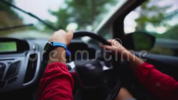 男性司机驾驶一辆带有左手方向盘的汽车在该国有左手交通快关门塞浦路斯慢慢视频的预览图