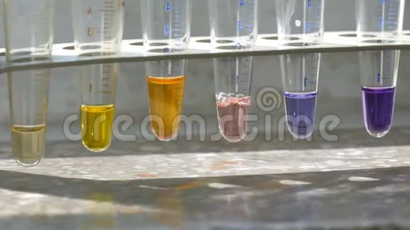 在一个旧实验室里用彩色液态水对试管进行着色闭合视频的预览图