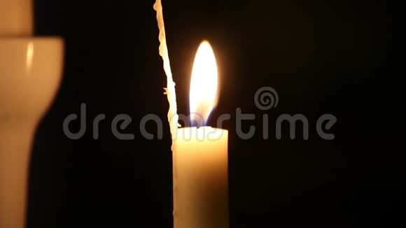 黑暗背景下燃烧的蜡烛视频的预览图