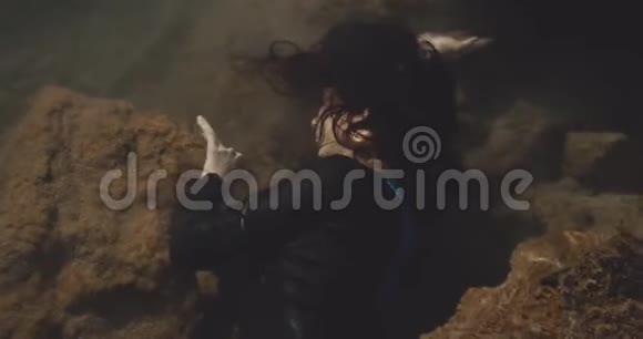 女人躺在水下戏剧性的概念拍摄于电影相机12位颜色视频的预览图