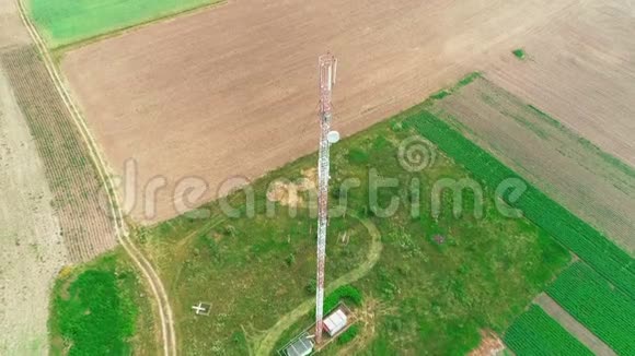 手机电信塔通信塔天线位于犁田之间4K视频的预览图