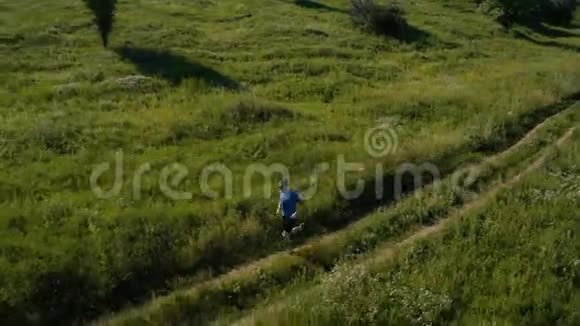 在田里跑步的人空中无人驾驶飞机的镜头视频的预览图