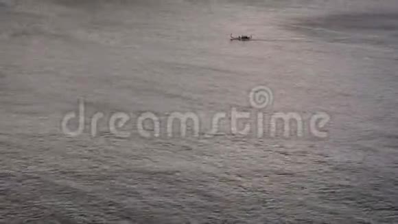 灰水和小船大海河流平静寒冷视频的预览图