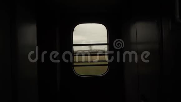 火车车窗玻璃从火车侧视窗景观山村喜怒无常的戏剧镜头视频的预览图