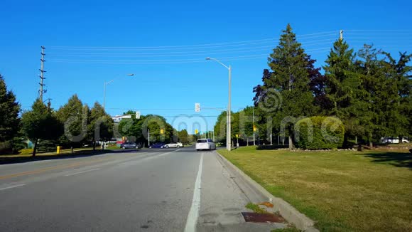 夏天在城市街道十字路口等待右转的车辆车辆等待右转的城市景观视频的预览图