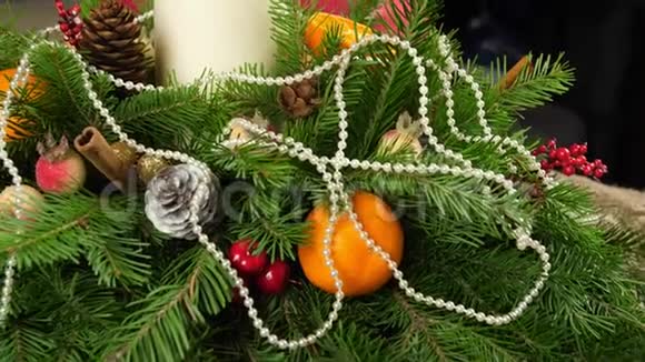 用珠子装饰圣诞蜡烛作文的最后润色美丽明亮的圣诞作文视频的预览图