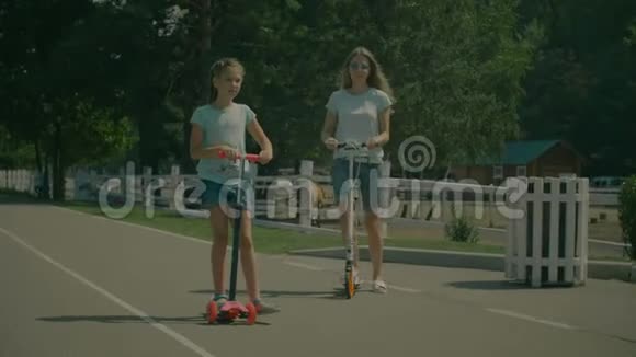 快乐的妈妈和小女儿骑着踏板车视频的预览图