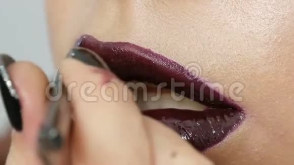 朱黑色红唇是用特殊的唇膏和唇彩刷制而成的是专业化妆的视频的预览图