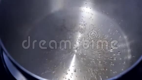 在沸水中煮意大利面特写视频的预览图
