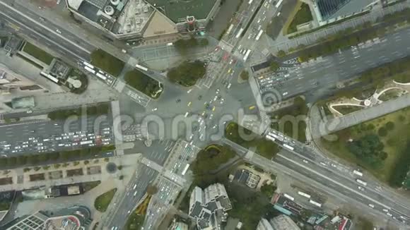 复杂的十字路口在上海中国空中垂直自上而下视图视频的预览图