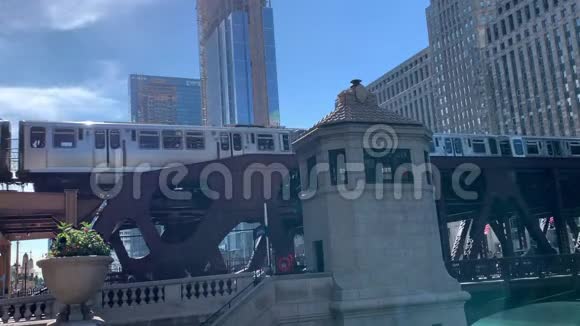 芝加哥的交通系统EL火车高架行人在芝加哥河上穿过威尔斯街视频的预览图