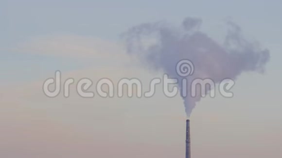 一个长焦镜头隔离了一个煤电厂的烟囱并在一个粉红色的黄昏天空中发射了4kuhd时间推移视频的预览图