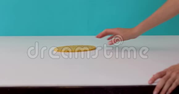 女士用抹布清洁台面视频的预览图