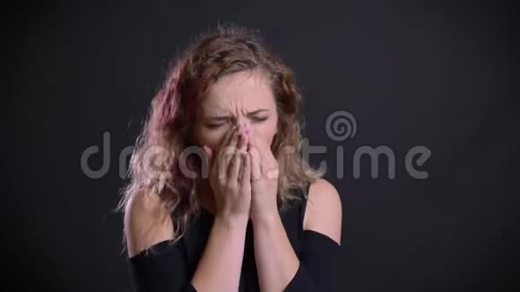 生病的年轻白种人女孩的肖像粉红色的头发咳嗽阿卜杜勒喉咙痛的黑色背景视频的预览图