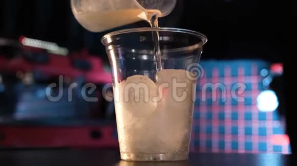 酒保把液体倒入塑料杯中冷饮制作工艺视频的预览图