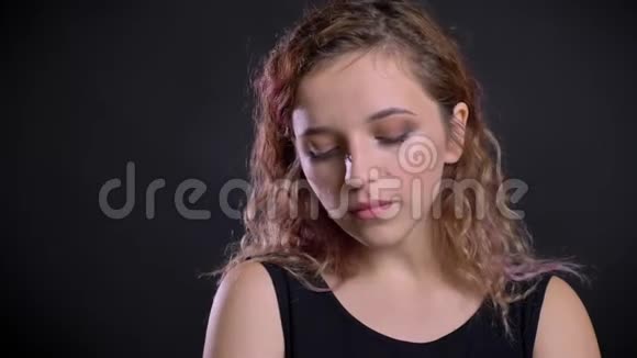 年轻的白种人女孩的肖像粉红色的头发在卑微的混乱的黑色背景视频的预览图