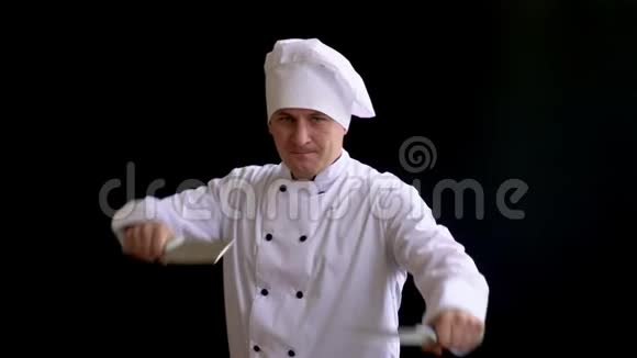 白种人身穿雪白的服装头戴厨师帽站在战斗姿势然后站起来视频的预览图