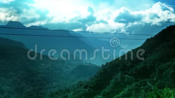 山的航拍视频蓝色的天空带着戏剧性的云彩视频的预览图