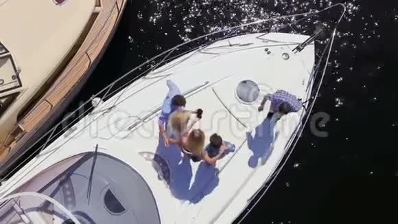朋友在游艇上自拍视频的预览图
