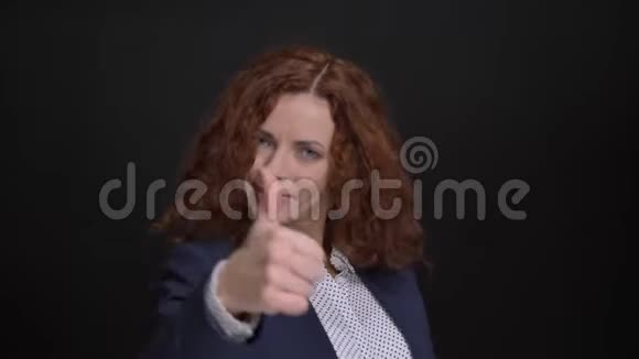 年轻的白种人女性红色卷发看着镜头竖起大拇指视频的预览图