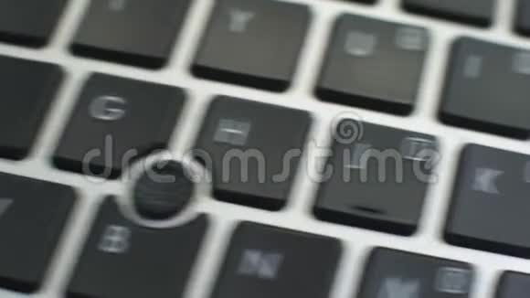 清洁电脑键盘上的电脑按键女性手指按下键视频的预览图